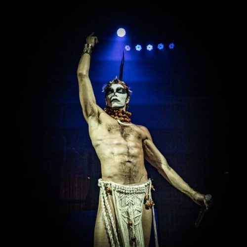 Sucesso de filme faz musical sobre Ney Matogrosso voltar à cena