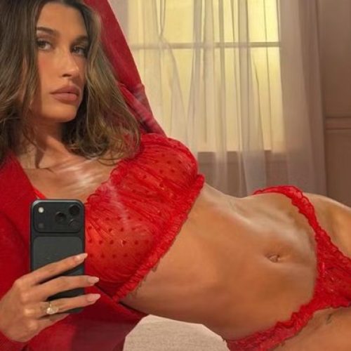 Hailey Bieber posa de lingerie vermelha e web reage: "Que mulher"