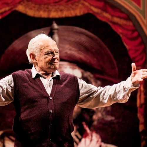 Aos 92 anos, Othon Bastos volta a São Paulo com solo biográfico