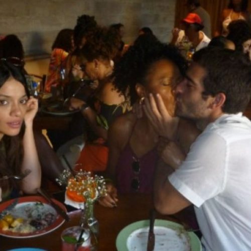 Humberto Carrão beija Edvana Carvalho em festa do elenco