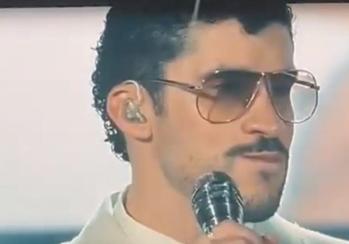 Bad Bunny homenageia Willie Colón durante show em SP após morte