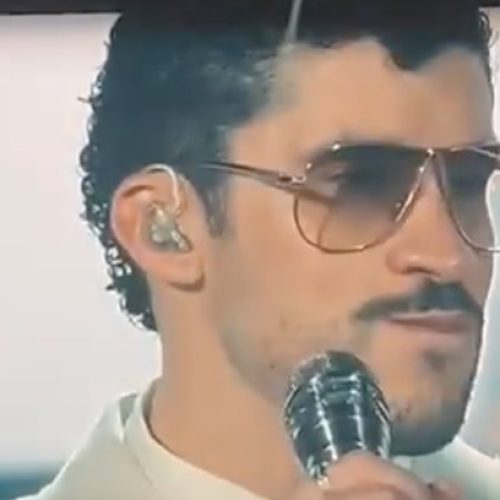 Bad Bunny homenageia Willie Colón durante show em SP após morte