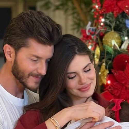 Camila Queiroz e Klebber Toledo celebram primeiro mês da filha