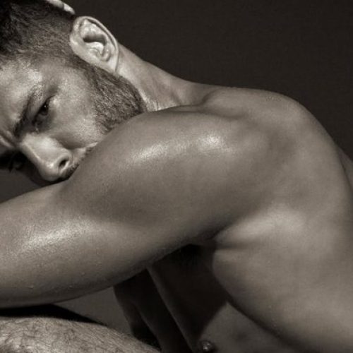 Cauã Reymond faz ensaio sensual inspirado em César de "Vale Tudo"