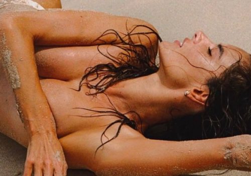 Alessandra Ambrosio deixa fãs sem fôlego com topless à beira-mar