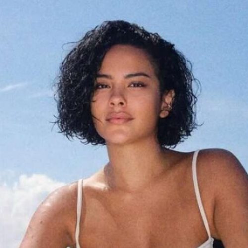 Bella Campos desfila em evento de beleza: ‘Sempre gostei de acreditar que valia muito’