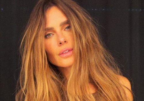 Carolina Dieckmmann faz ensaio fotográfico de calcinha em casa após obra e afirma: “se sentir bonita”