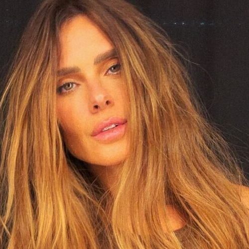 Carolina Dieckmmann faz ensaio fotográfico de calcinha em casa após obra e afirma: “se sentir bonita”