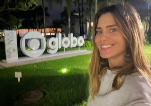 Em foto nos Estúdios Globo, Carolina Dieckmmann faz mistério: “Bora adivinhar”