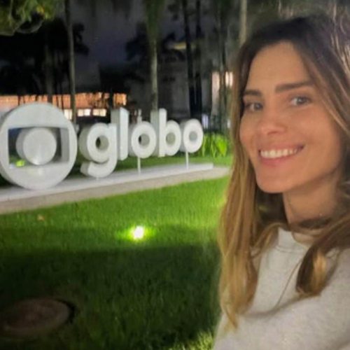 Em foto nos Estúdios Globo, Carolina Dieckmmann faz mistério: “Bora adivinhar”