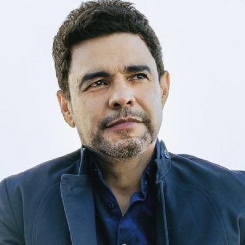 Zezé Di Camargo exibe camisa em apoio à anistia durante show