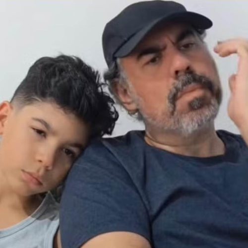 Humorista se emociona ao se despedir do filho de 9 anos
